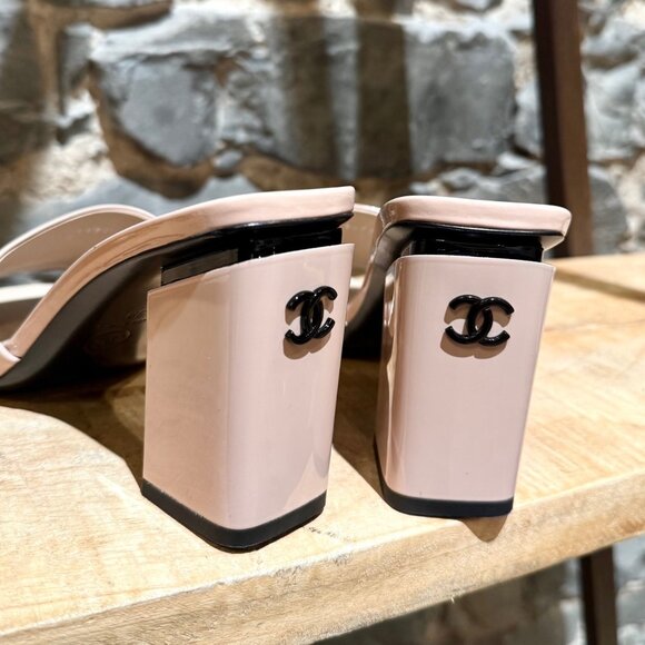 Chanel 2022 Nude patent Leather CC Heeled Mules - Picture 6 of 12
